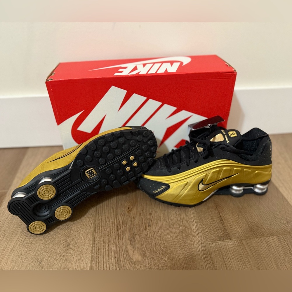 Nike Shox R4 Black Metallic Gold W7.5 – Stunning Y2K Sneaker